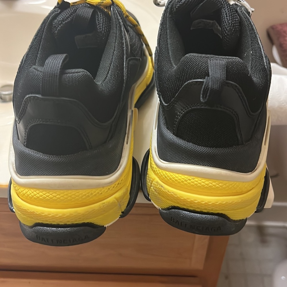 I’m selling balenciaga triple s there in good condition. - Picture 5 of 7